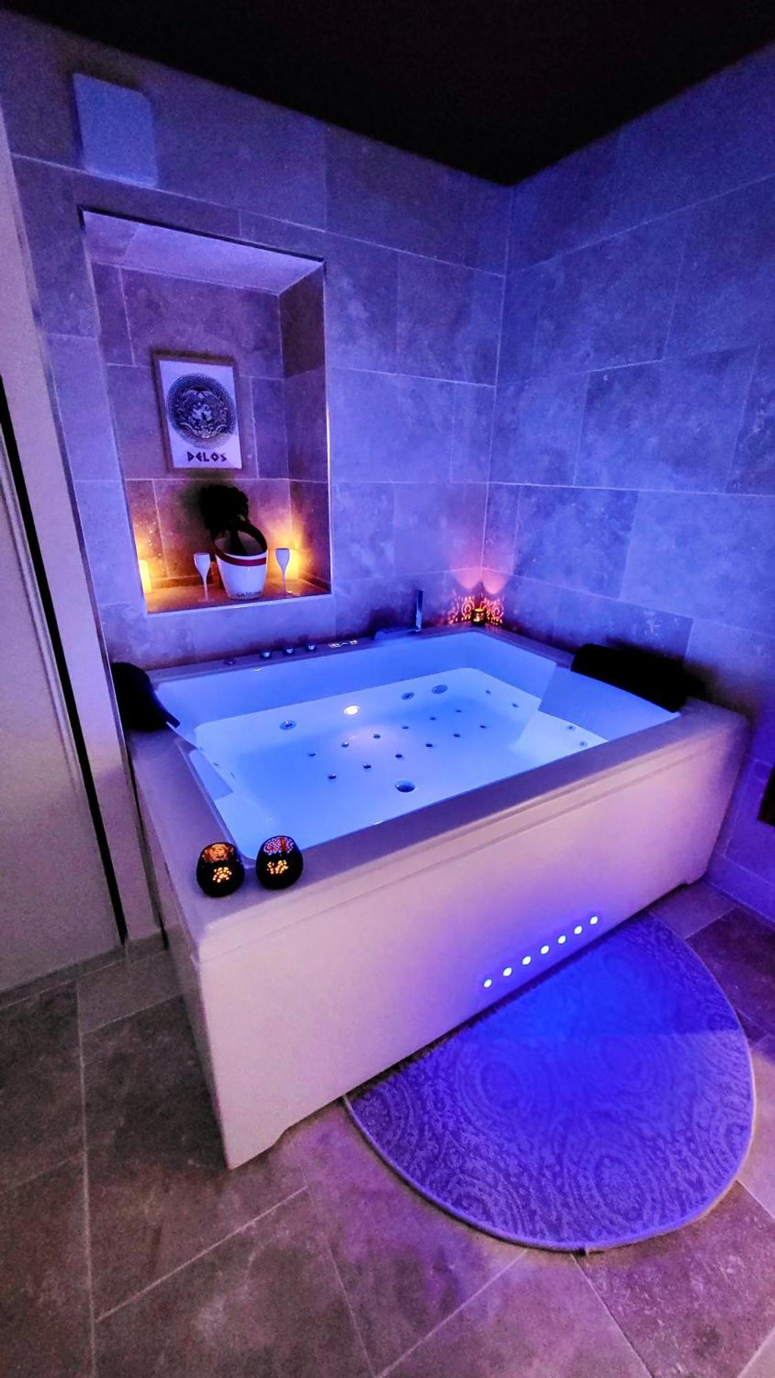 - La Suite Delos - Jacuzzi 2 Places - Centre Ville A Pied - Lit Queen Size - Parking Privee - Wifi - City Center Within Walking Distance - Quimper Exterior foto
