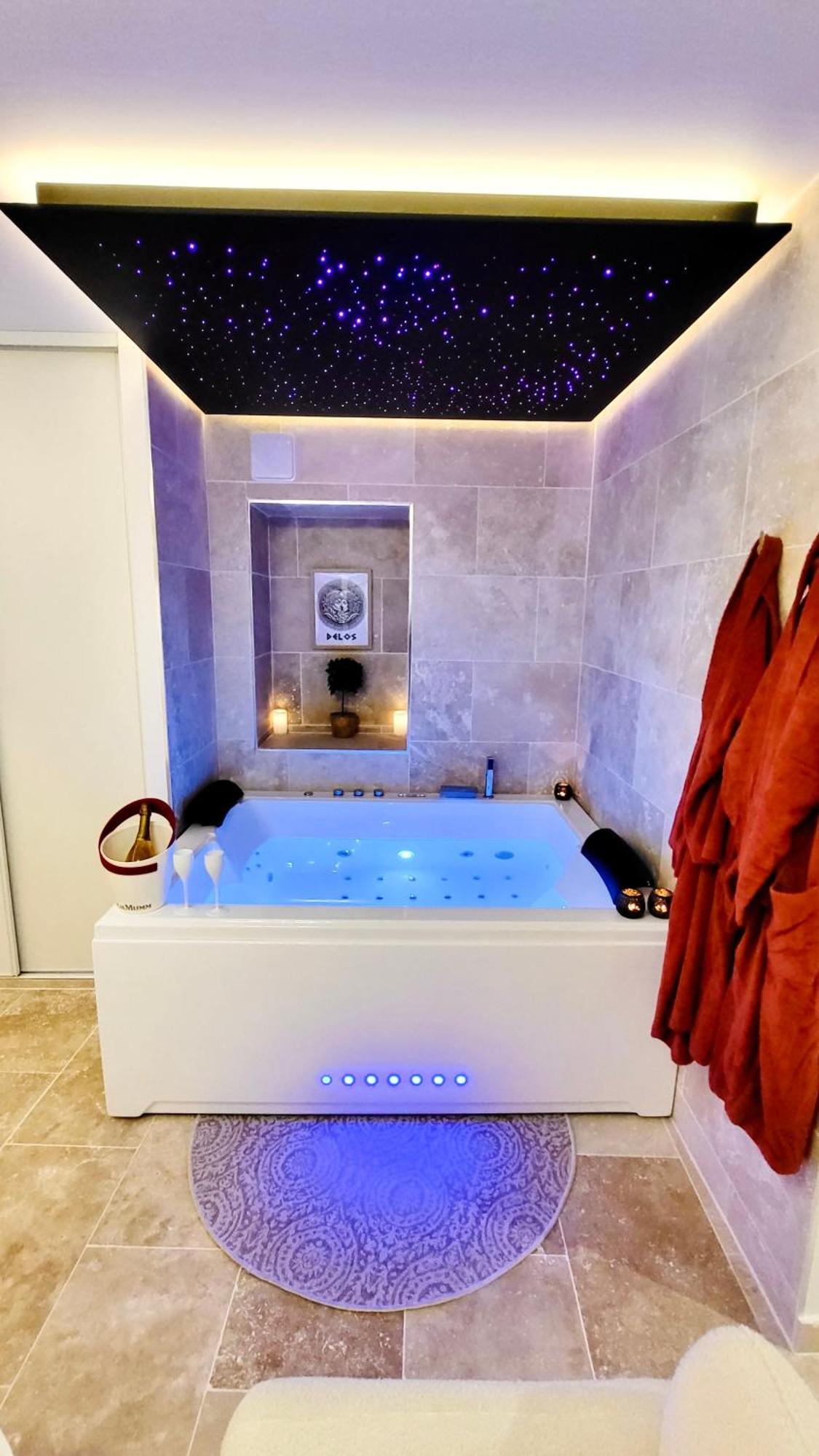 - La Suite Delos - Jacuzzi 2 Places - Centre Ville A Pied - Lit Queen Size - Parking Privee - Wifi - City Center Within Walking Distance - Quimper Exterior foto